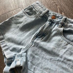 PacSun - Size 24 - Light Wash Mom Short